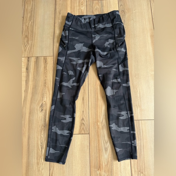 Athleta Camo Contender 7/8 Tight in Powerlift - Picture 3 of 10